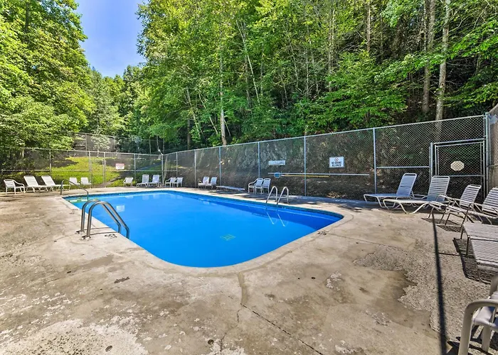 Gatlinburg Cabin With Game Room, Hot Tub And Mtn Views