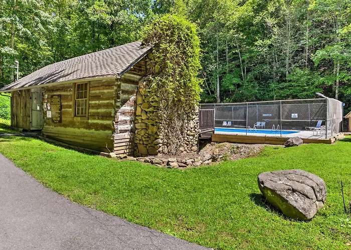 Gatlinburg Cabin With Game Room, Hot Tub And Mtn Views