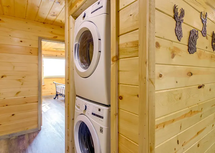 Gatlinburg Cabin With Game Room, Hot Tub And Mtn Views