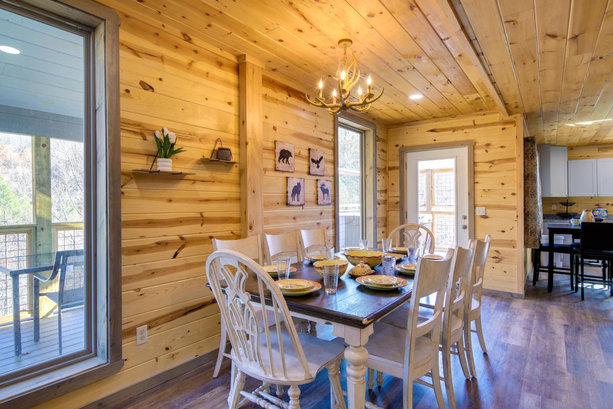 With Game Room, Hot Tub And Mtn Views Hébergement de vacances