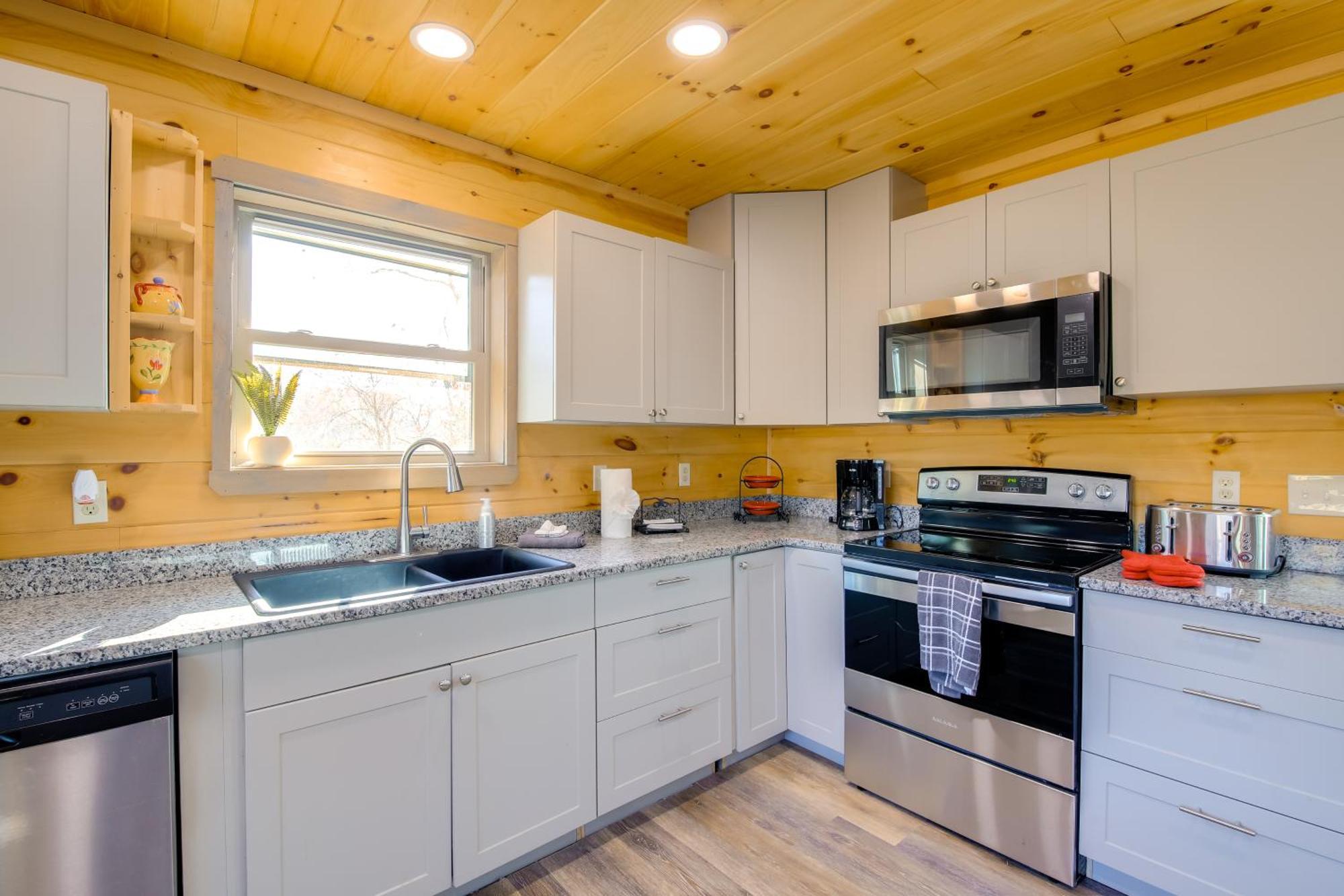 With Game Room, Hot Tub And Mtn Views Hébergement de vacances