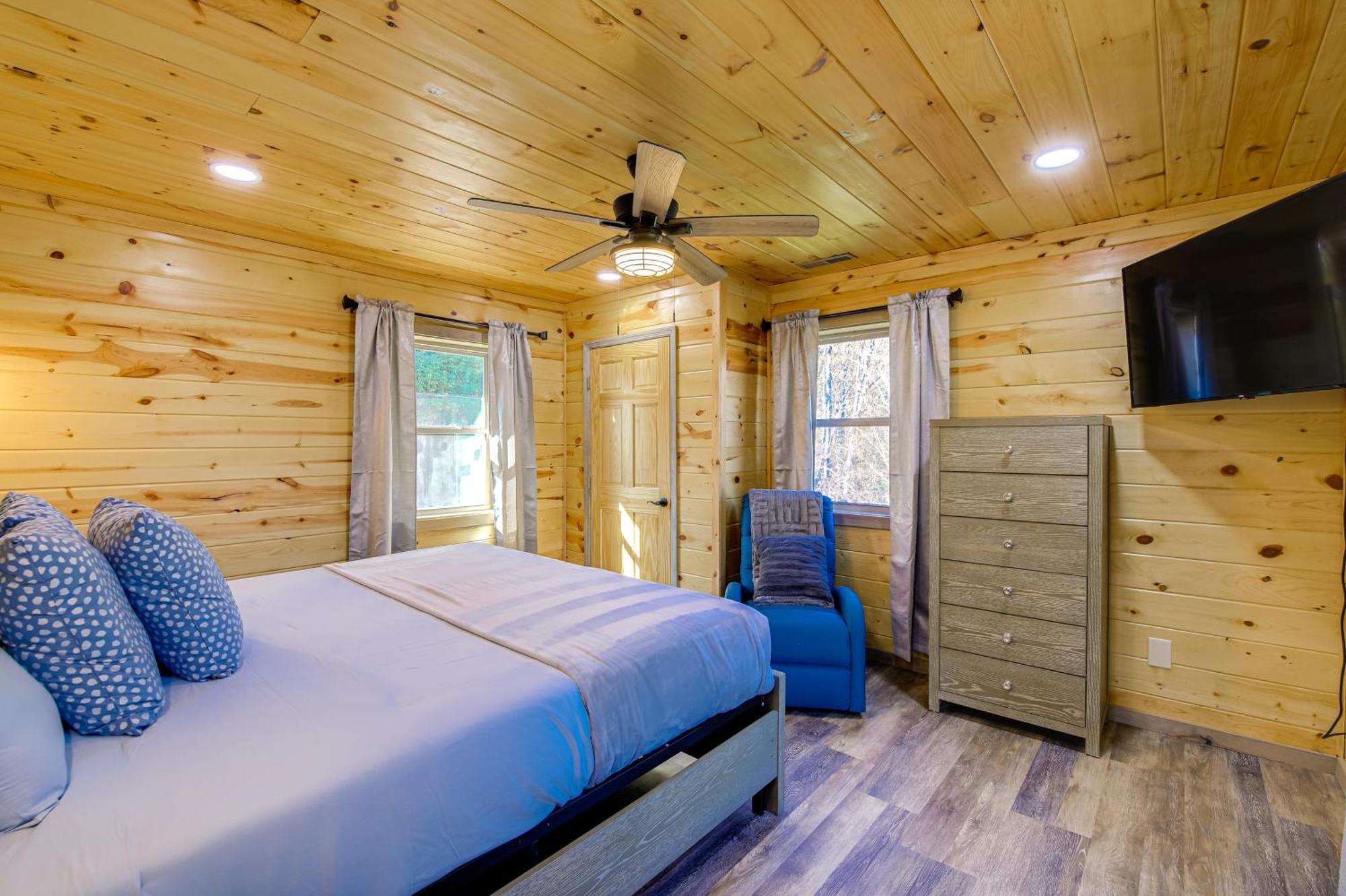 With Game Room, Hot Tub And Mtn Views