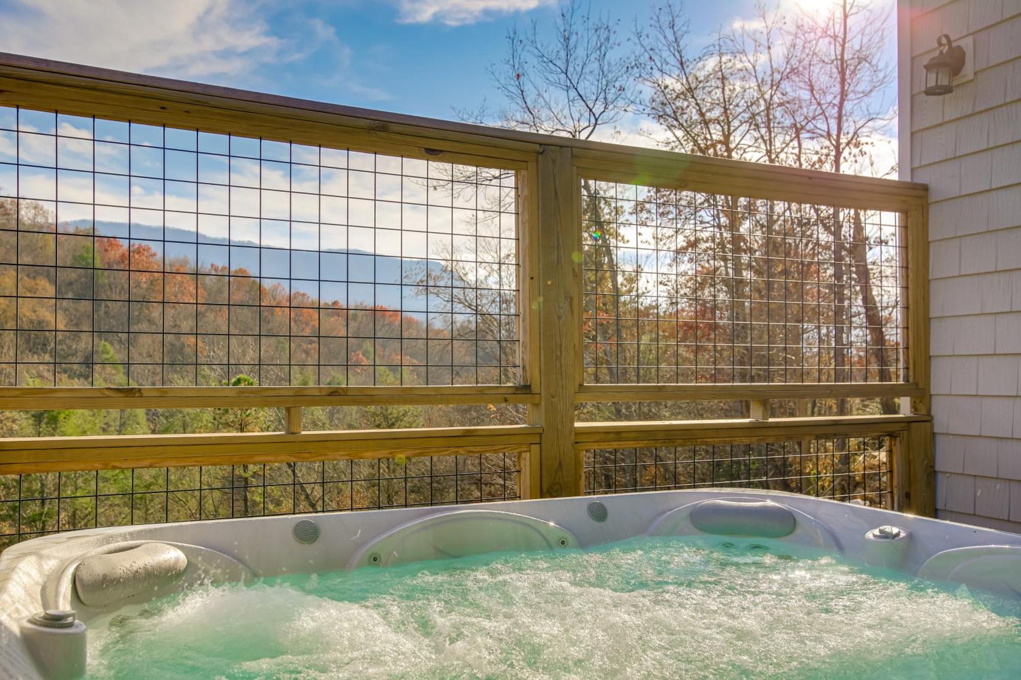 With Game Room, Hot Tub And Mtn Views Gatlinburg