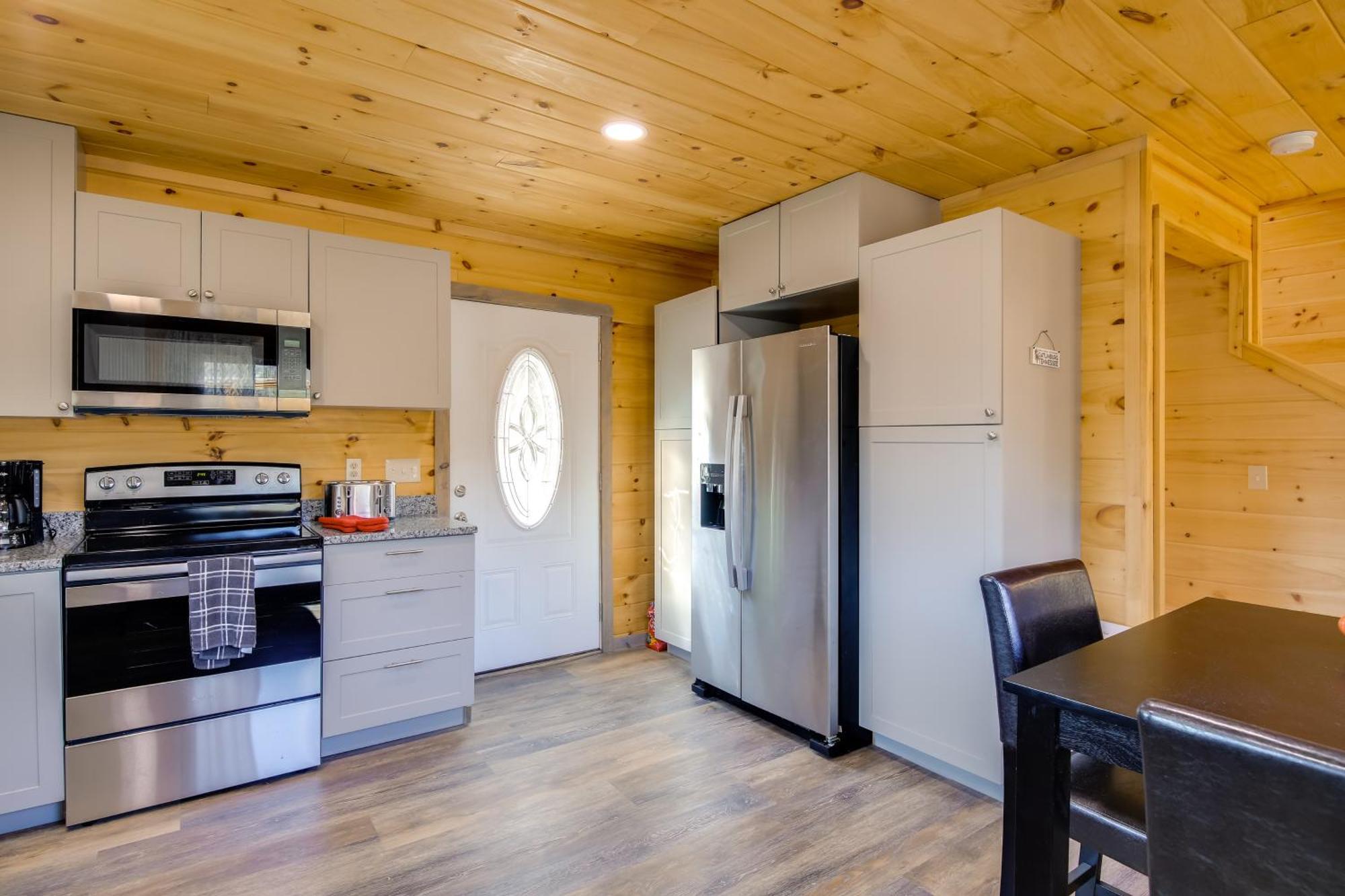With Game Room, Hot Tub And Mtn Views Hébergement de vacances *