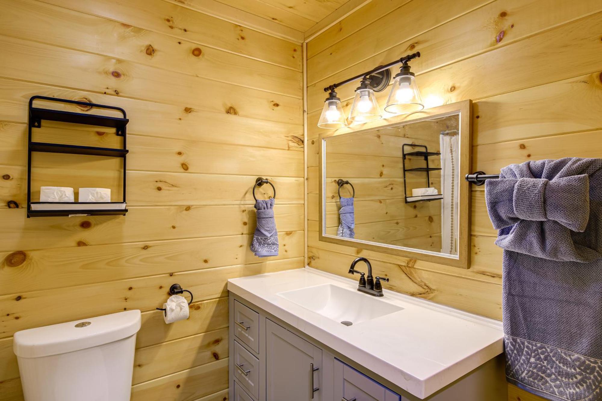 With Game Room, Hot Tub And Mtn Views Hébergement de vacances