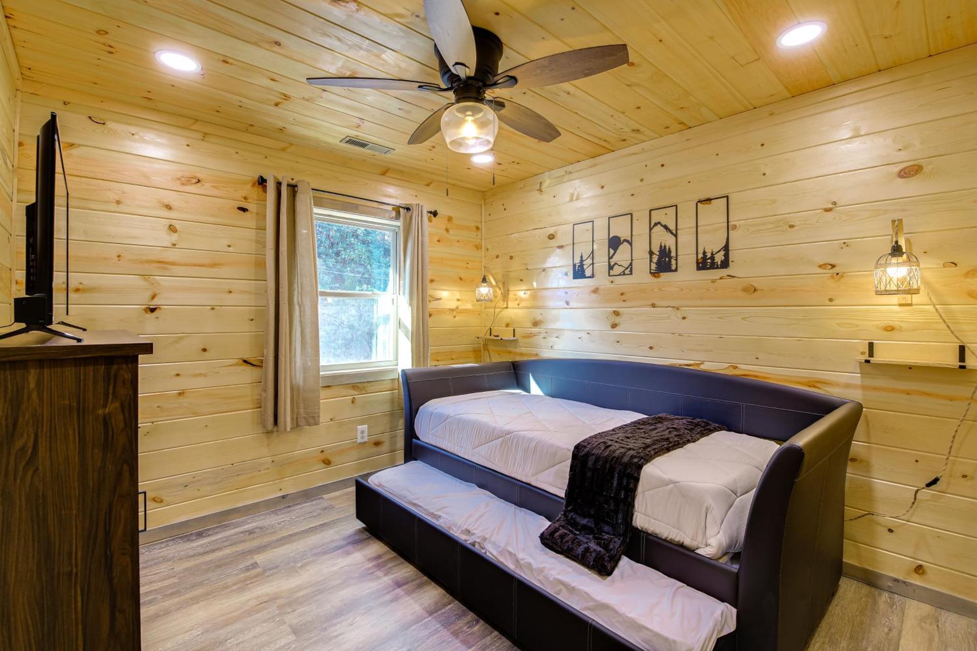 With Game Room, Hot Tub And Mtn Views Hébergement de vacances *