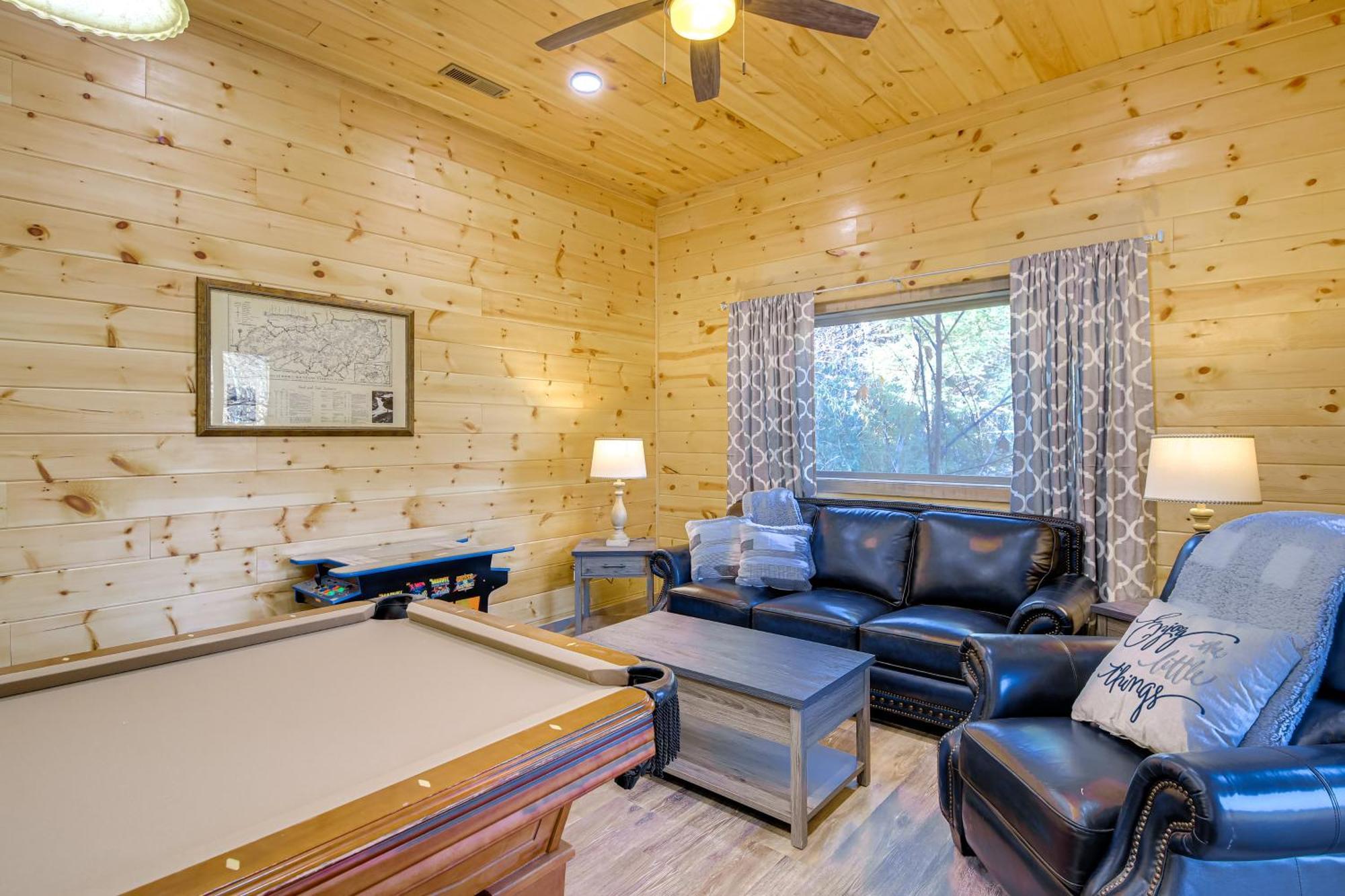 With Game Room, Hot Tub And Mtn Views Hébergement de vacances