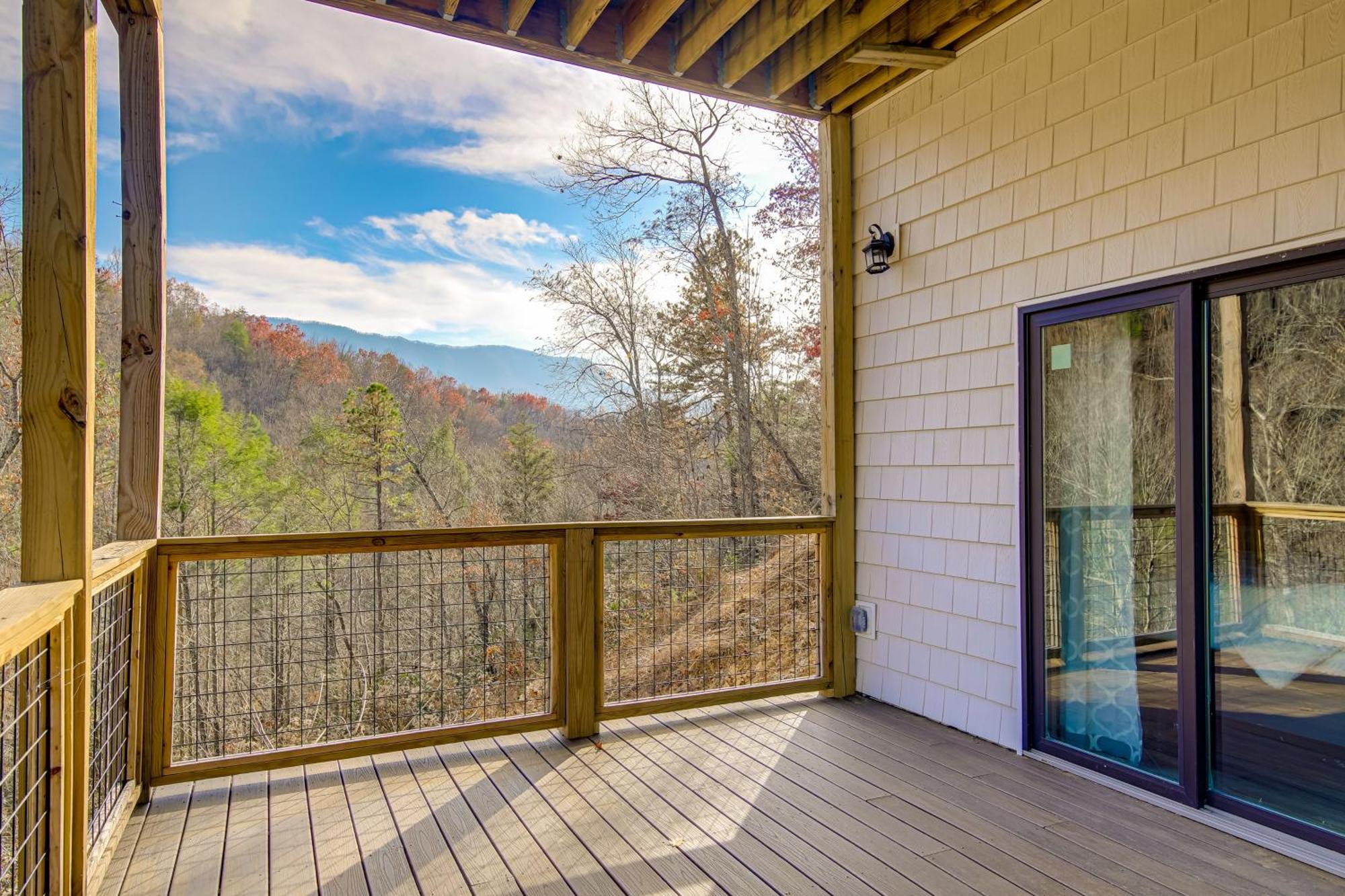With Game Room, Hot Tub And Mtn Views Hébergement de vacances