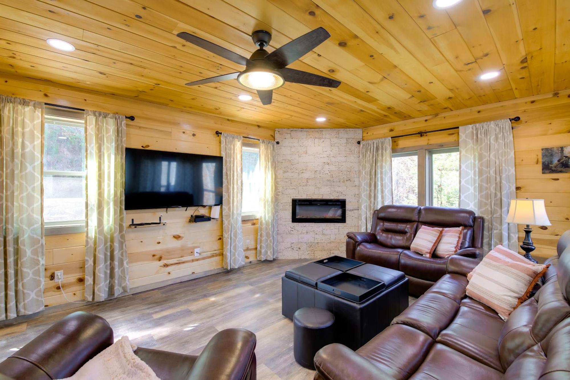 With Game Room, Hot Tub And Mtn Views *