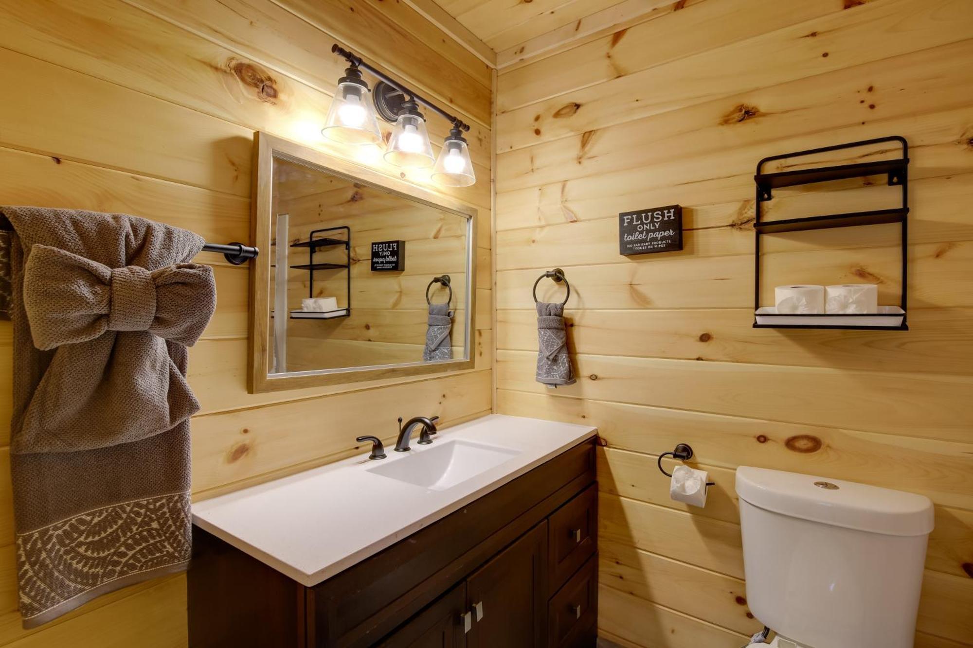With Game Room, Hot Tub And Mtn Views Hébergement de vacances