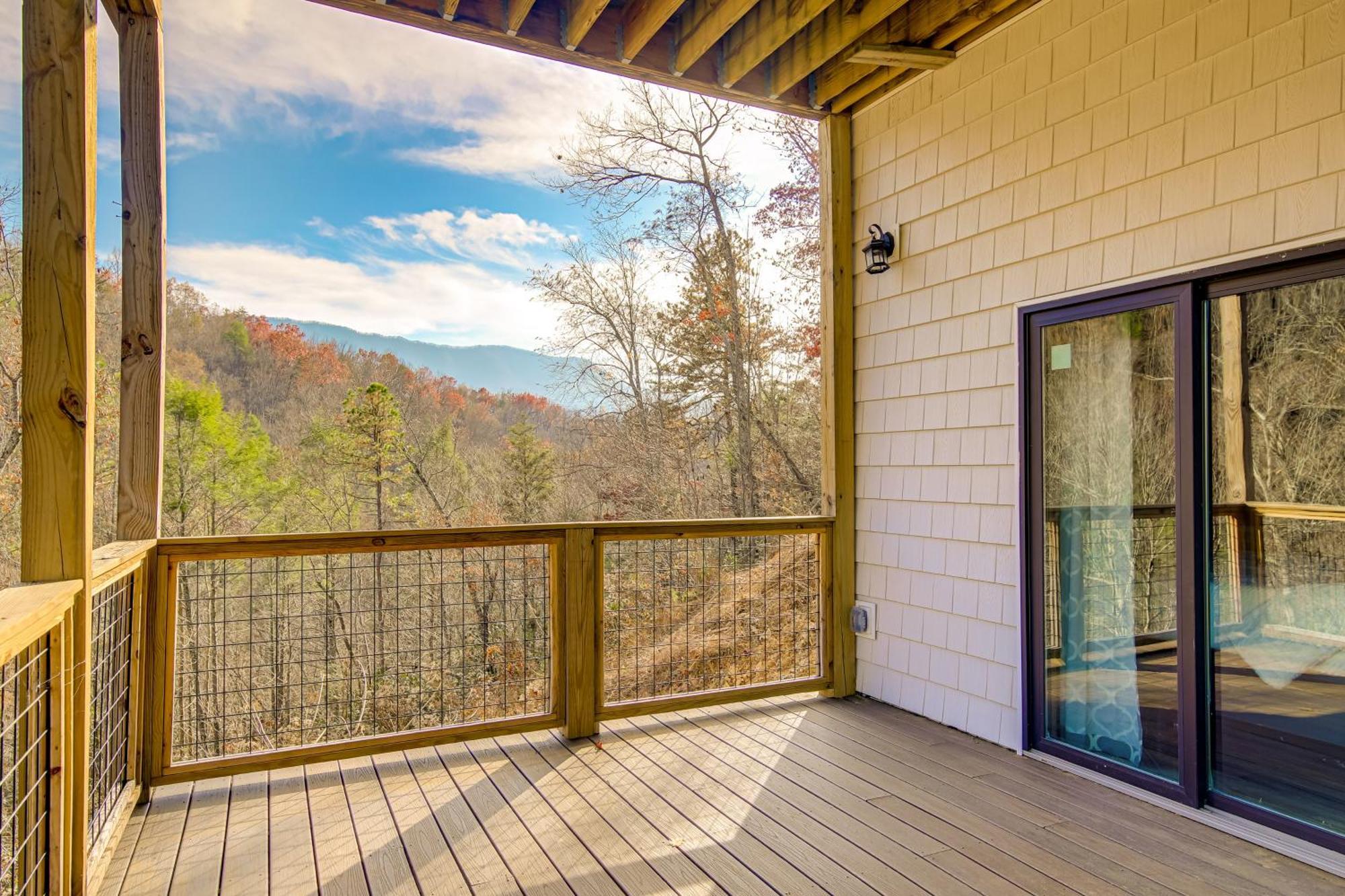 With Game Room, Hot Tub And Mtn Views Hébergement de vacances *