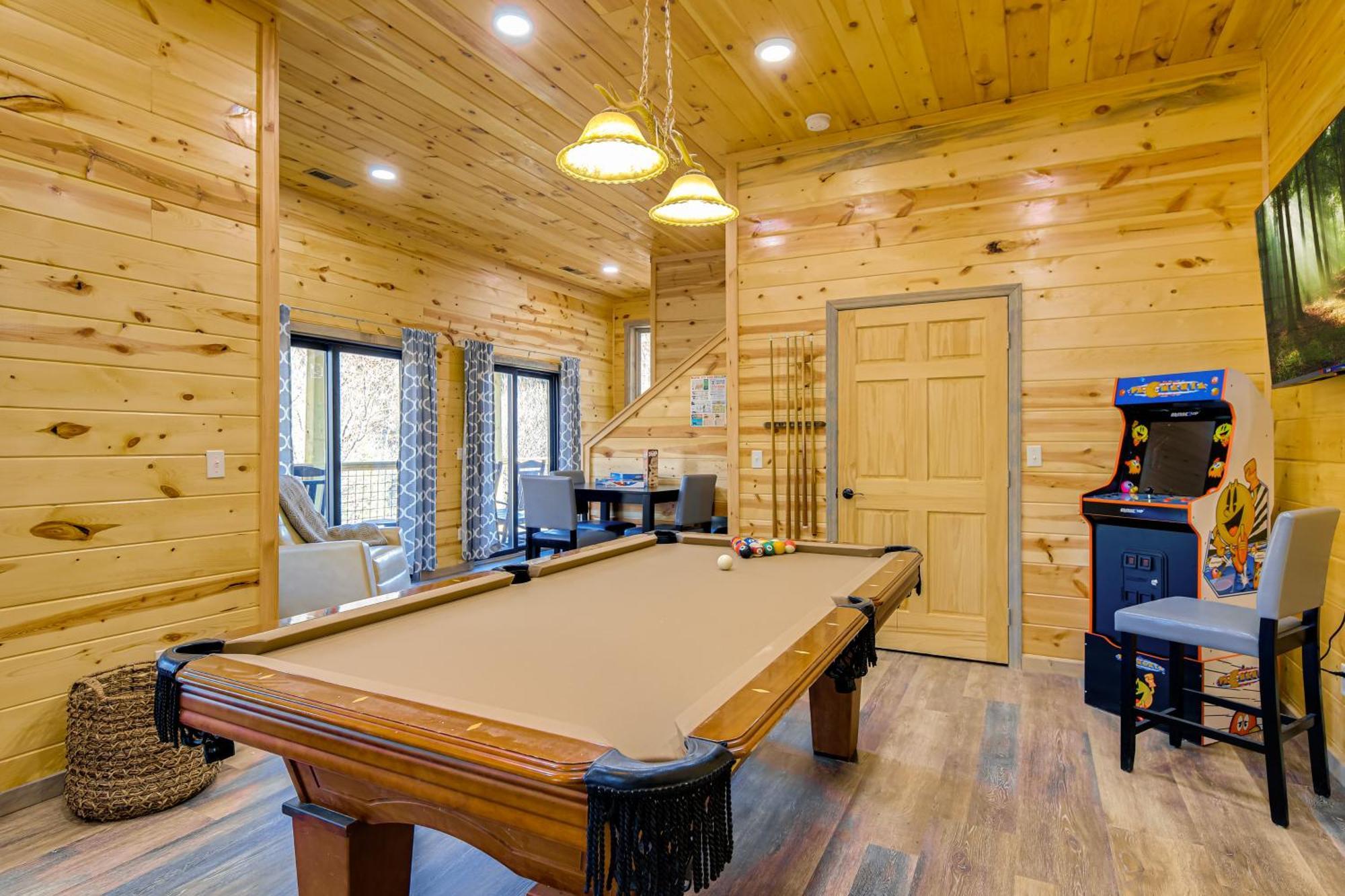 With Game Room, Hot Tub And Mtn Views *