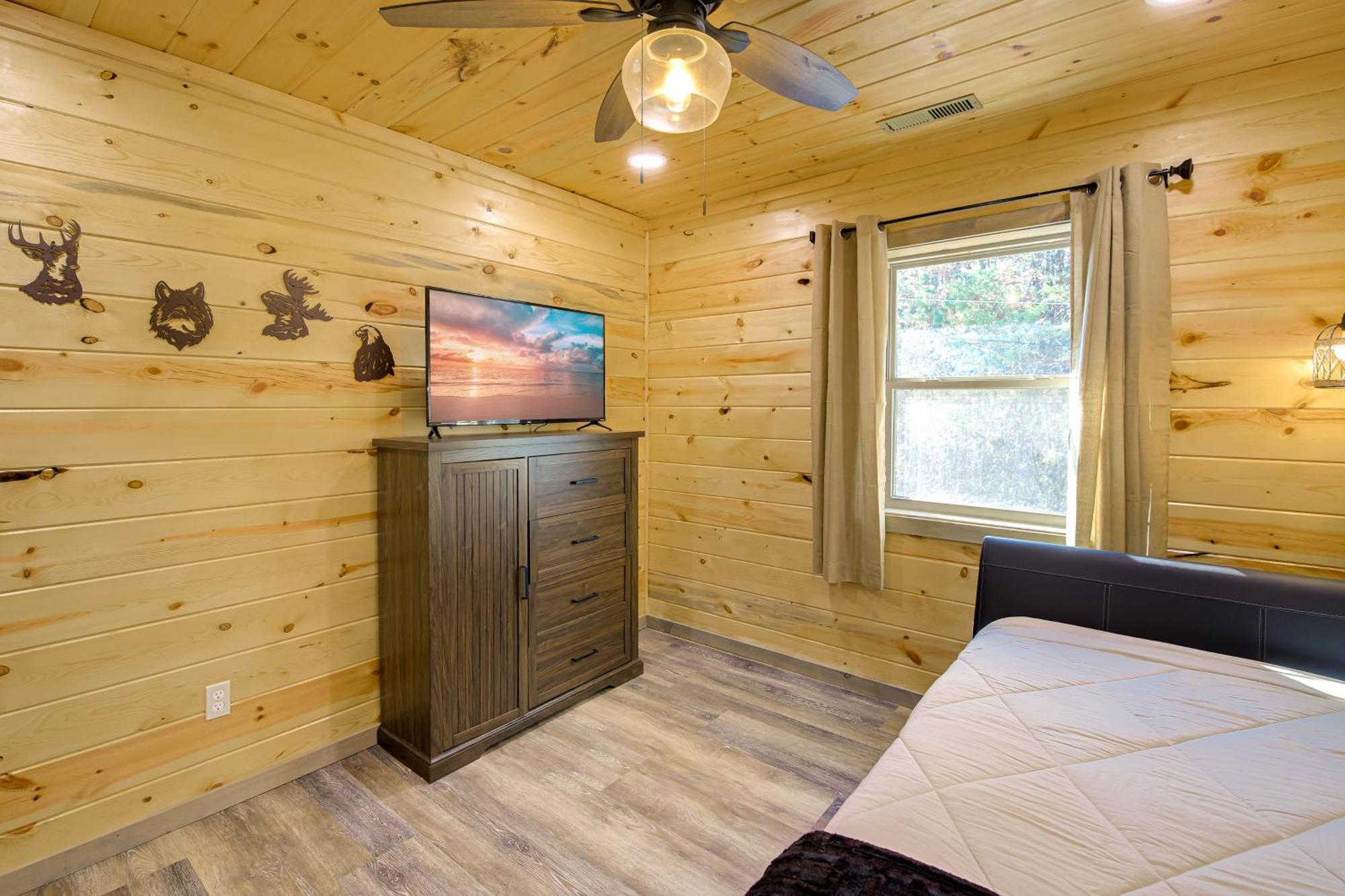 With Game Room, Hot Tub And Mtn Views Gatlinburg