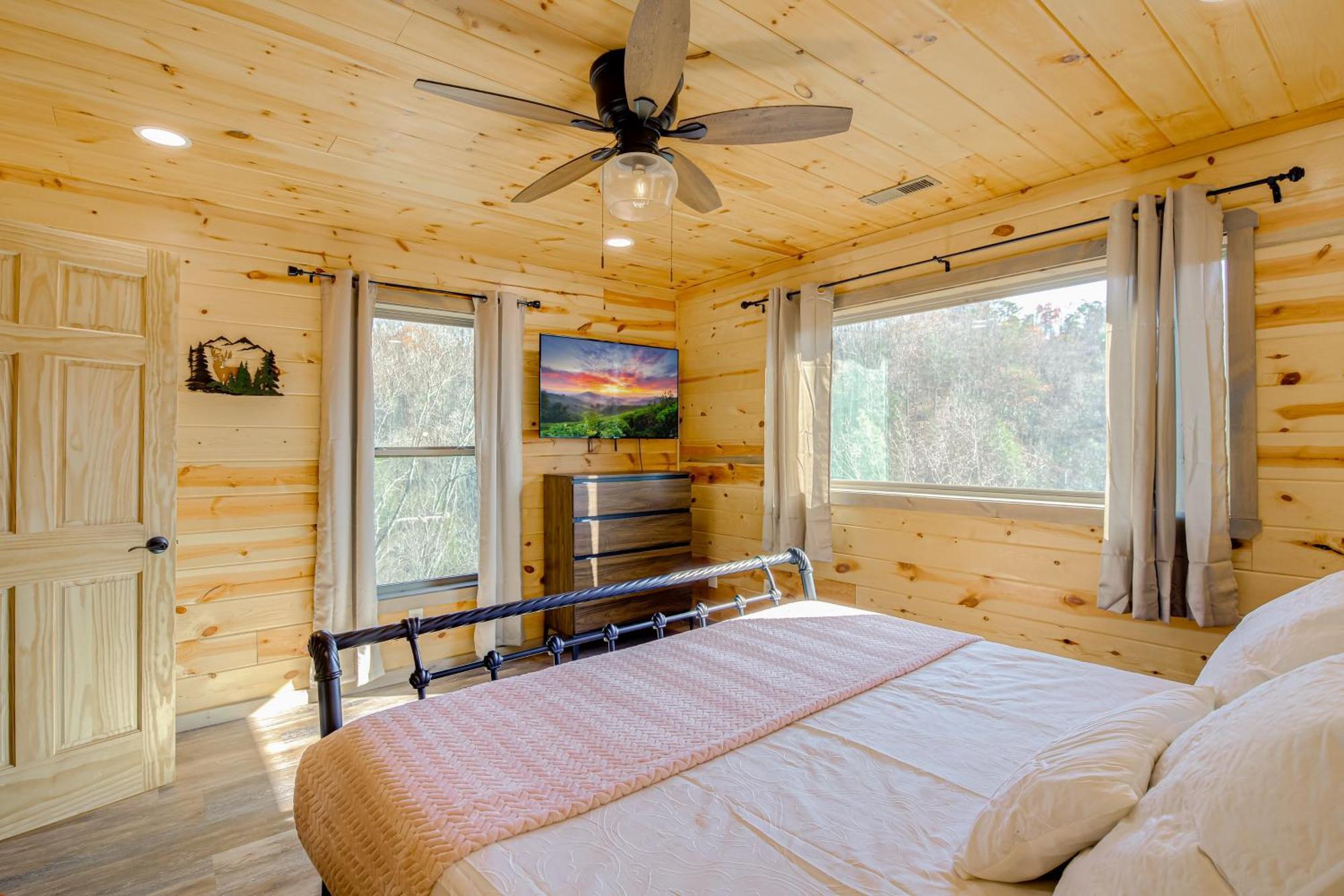 With Game Room, Hot Tub And Mtn Views Hébergement de vacances *
