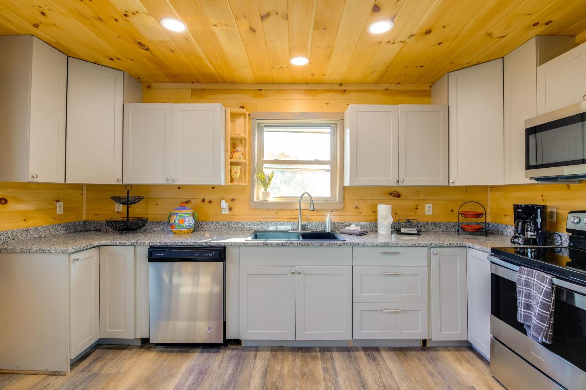 With Game Room, Hot Tub And Mtn Views Hébergement de vacances