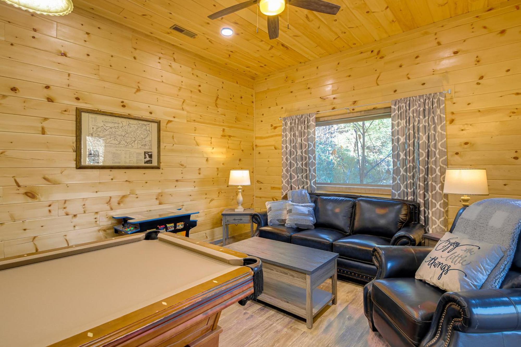 With Game Room, Hot Tub And Mtn Views Hébergement de vacances *