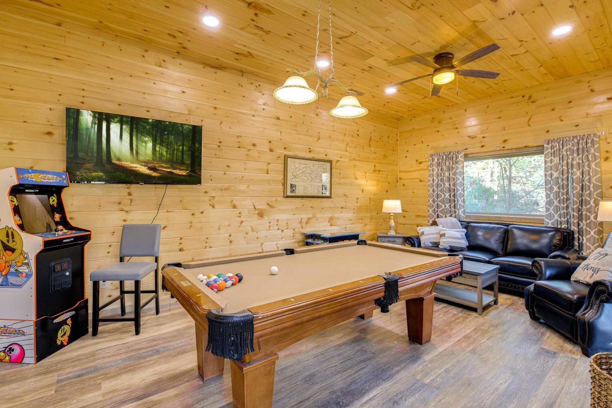 With Game Room, Hot Tub And Mtn Views *